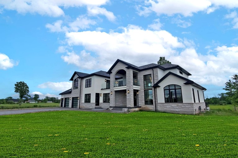 Luxurious Chalet with Stunning Niagara River Views near Niagara Falls, Fort Erie Ontario