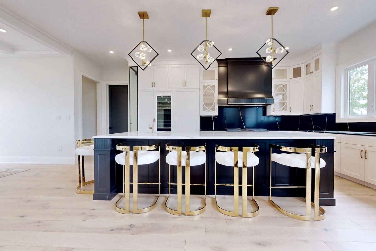 Luxurious Chalet with Stunning Niagara River Views near Niagara Falls, Fort Erie Ontario