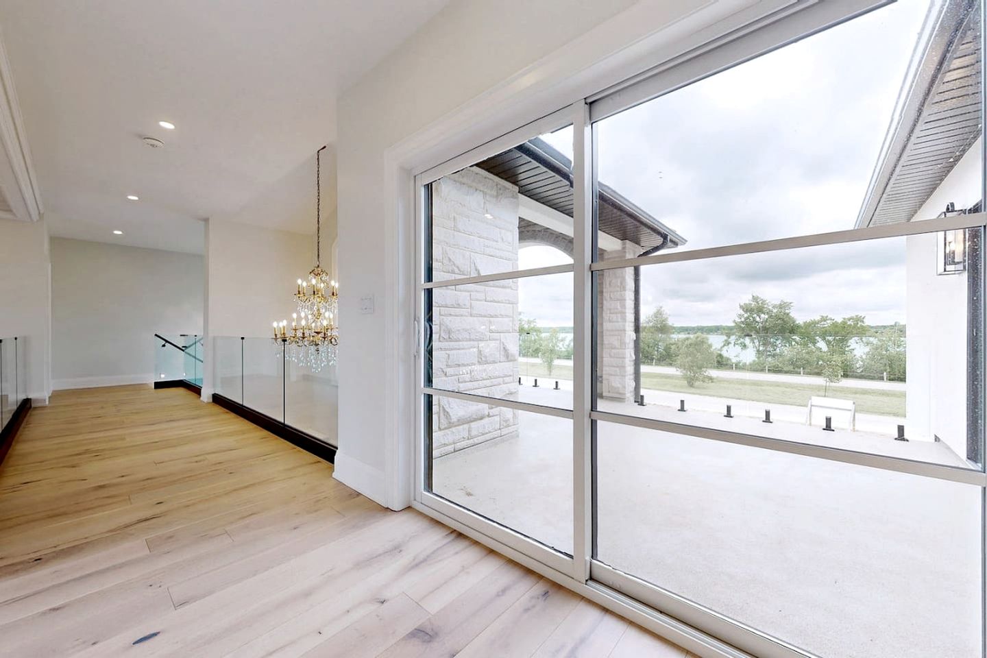 Luxurious Chalet with Stunning Niagara River Views near Niagara Falls, Fort Erie Ontario