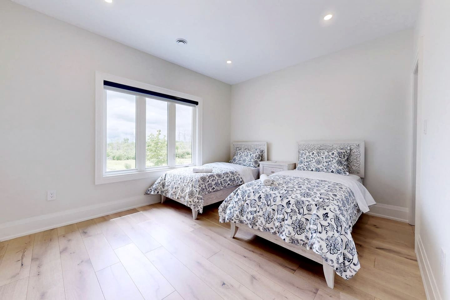 Luxurious Chalet with Stunning Niagara River Views near Niagara Falls, Fort Erie Ontario