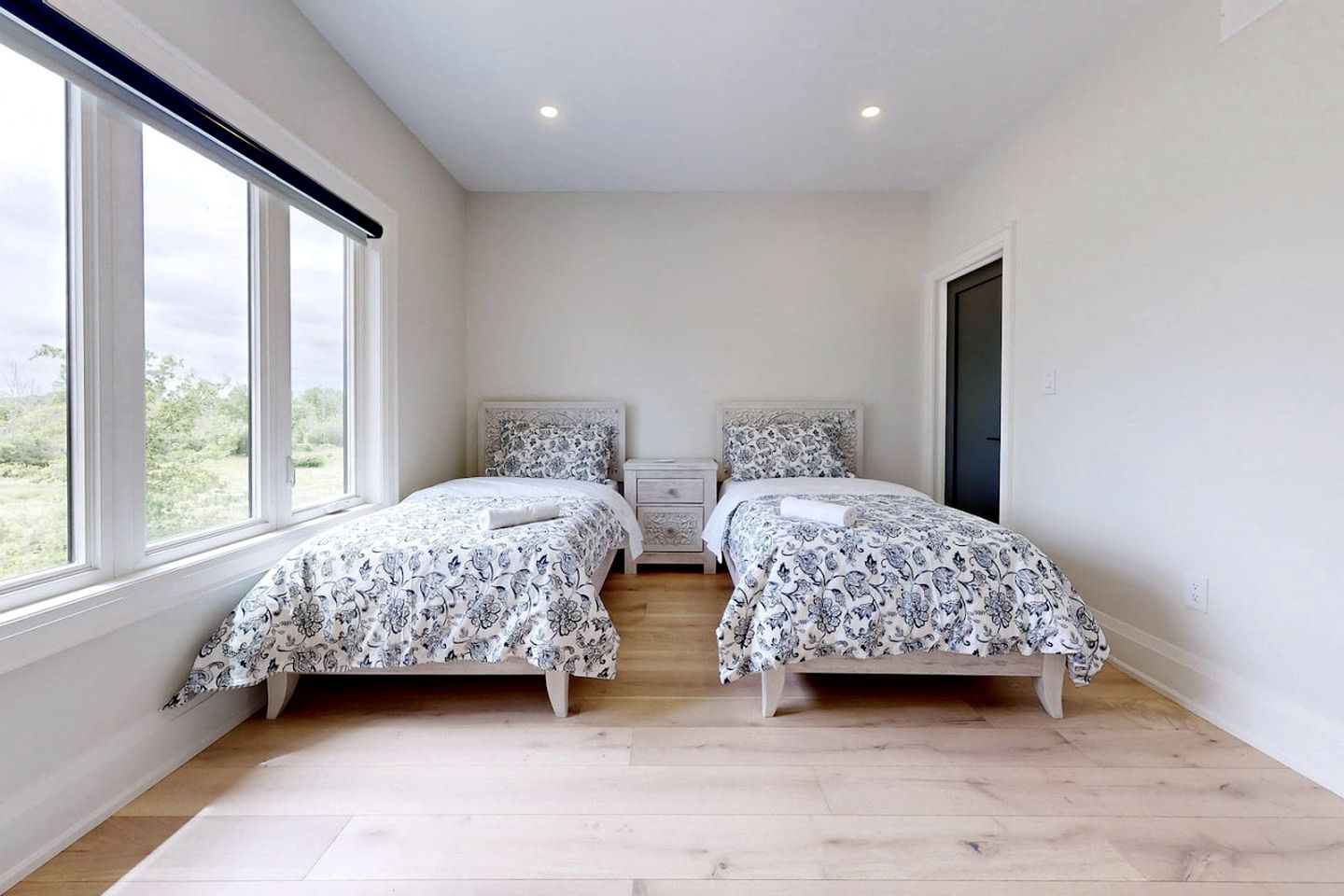 Luxurious Chalet with Stunning Niagara River Views near Niagara Falls, Fort Erie Ontario