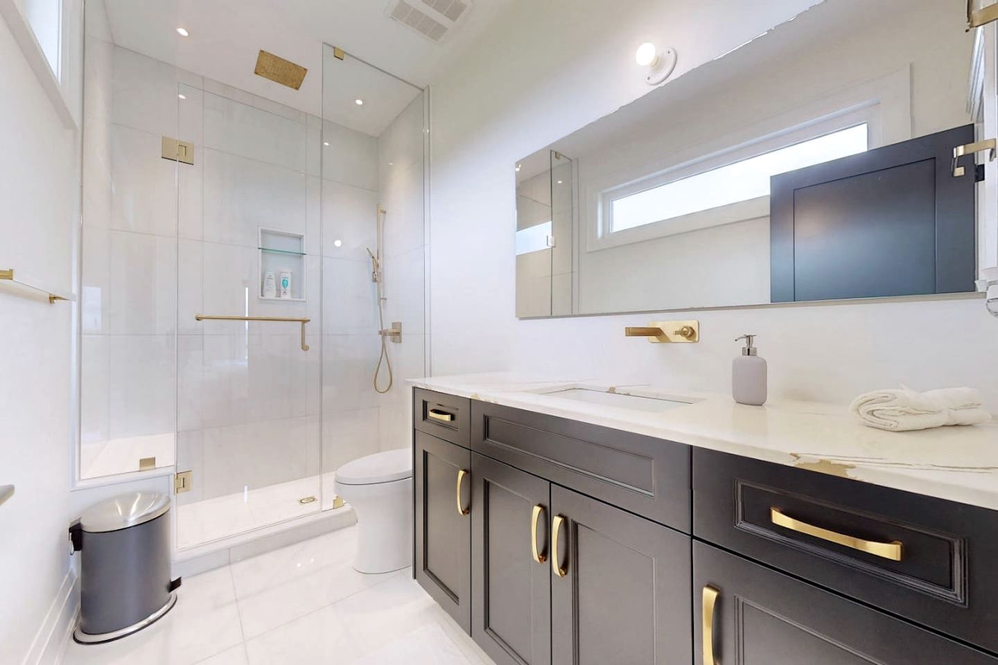 Luxurious Chalet with Stunning Niagara River Views near Niagara Falls, Fort Erie Ontario