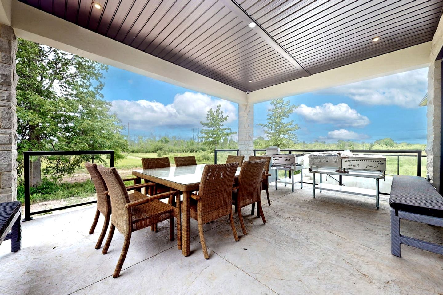 Luxurious Chalet with Stunning Niagara River Views near Niagara Falls, Fort Erie Ontario