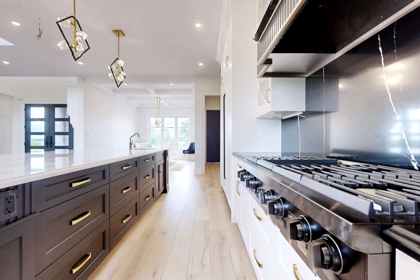 Luxurious Chalet with Stunning Niagara River Views near Niagara Falls, Fort Erie Ontario