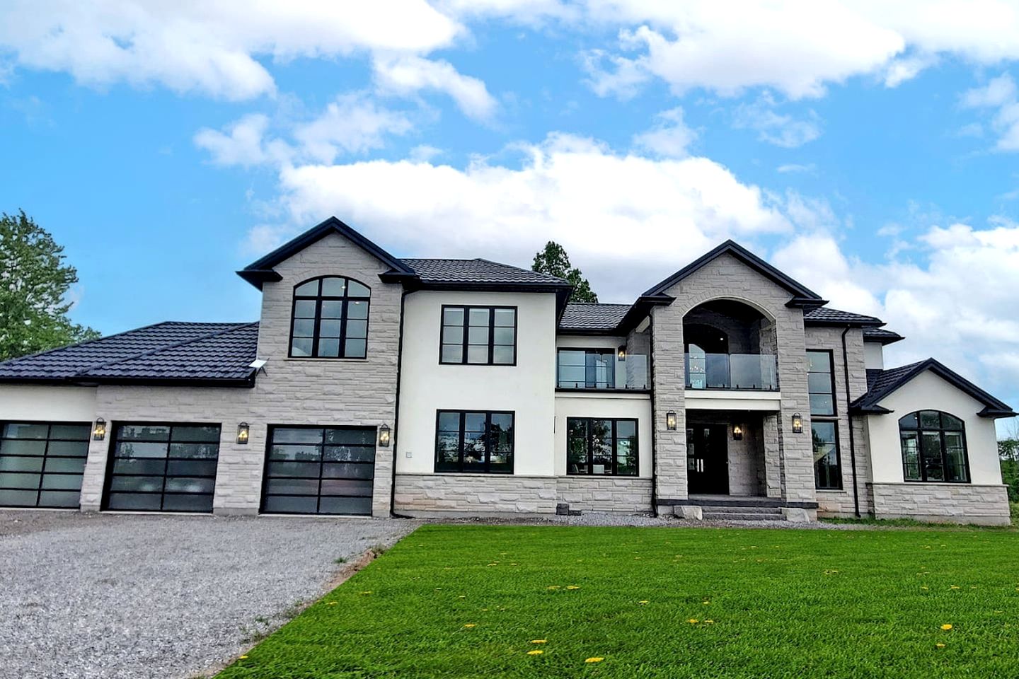 Luxurious Chalet with Stunning Niagara River Views near Niagara Falls, Fort Erie Ontario