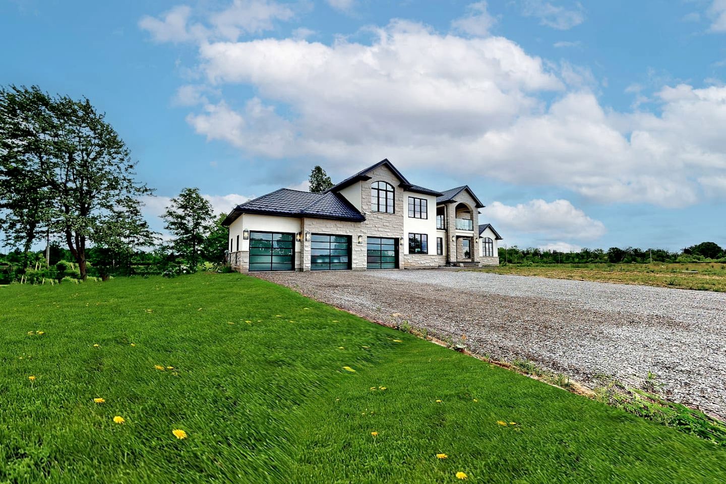 Luxurious Chalet with Stunning Niagara River Views near Niagara Falls, Fort Erie Ontario