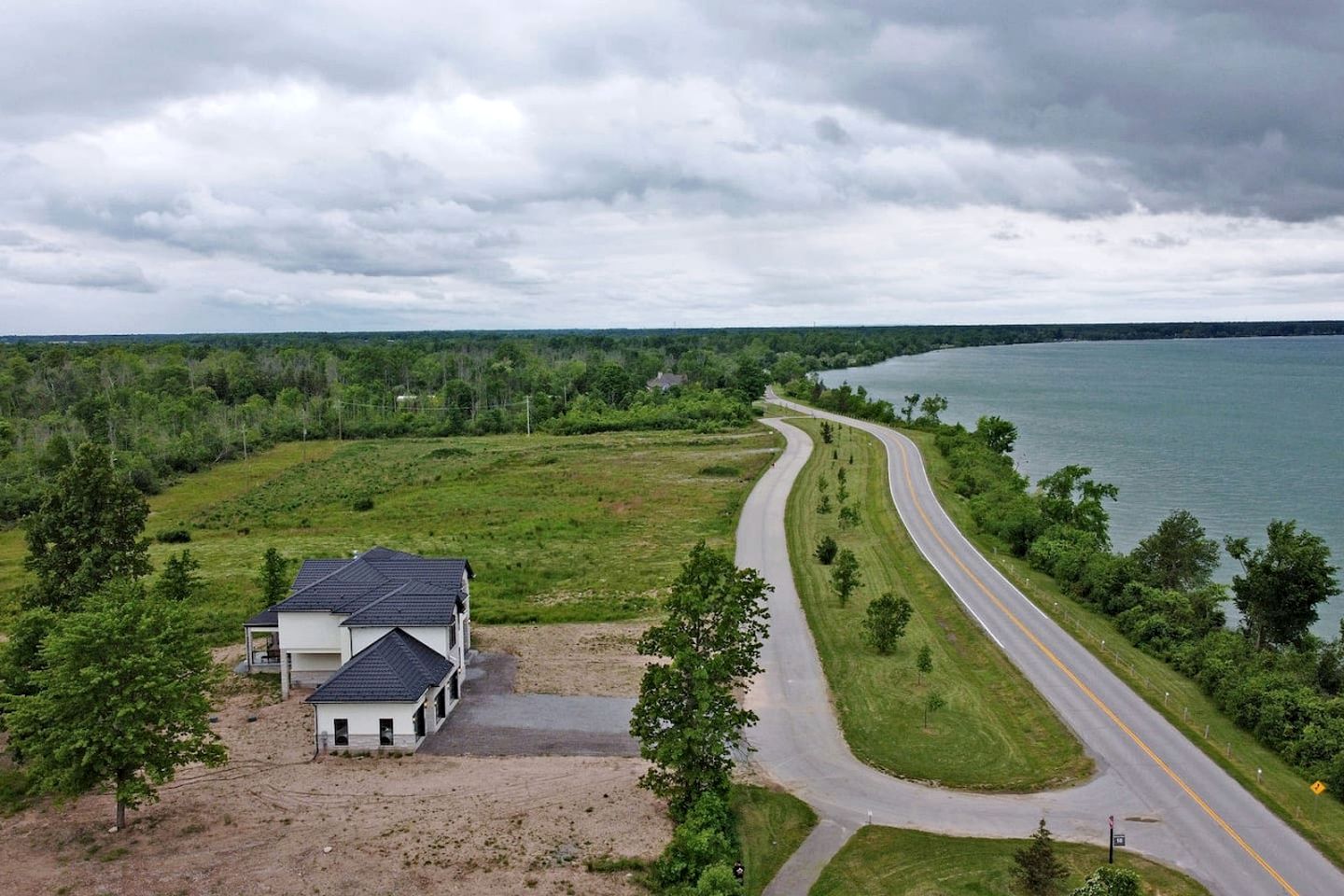 Luxurious Chalet with Stunning Niagara River Views near Niagara Falls, Fort Erie Ontario