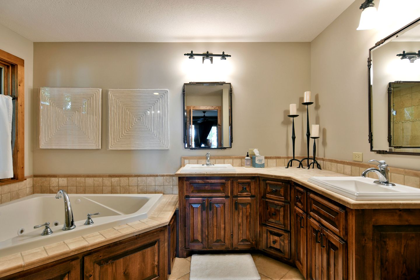 Luxury Log Cabin for Families with Private Boat Dock on Round Lake in Hayward, Wisconsin