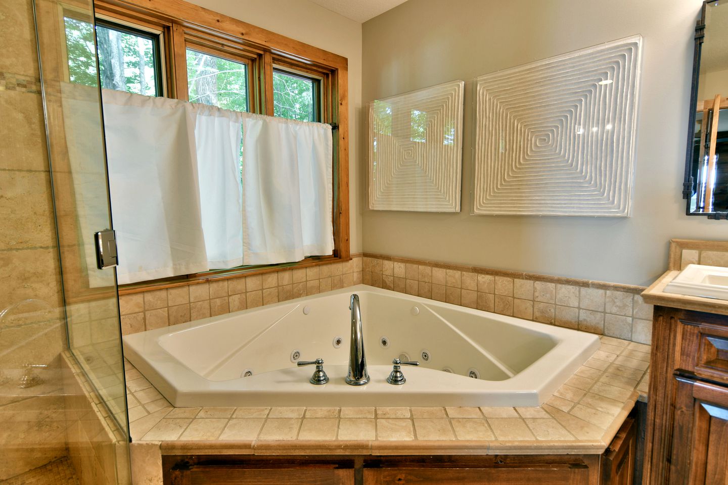 Luxury Log Cabin for Families with Private Boat Dock on Round Lake in Hayward, Wisconsin