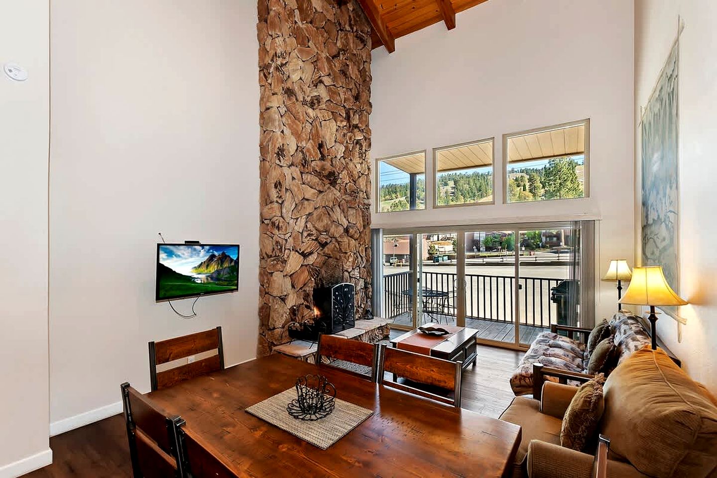 Luminous Cabin Suite with Barbecue Perfect for Winter Sports in Big Bear Lake, California