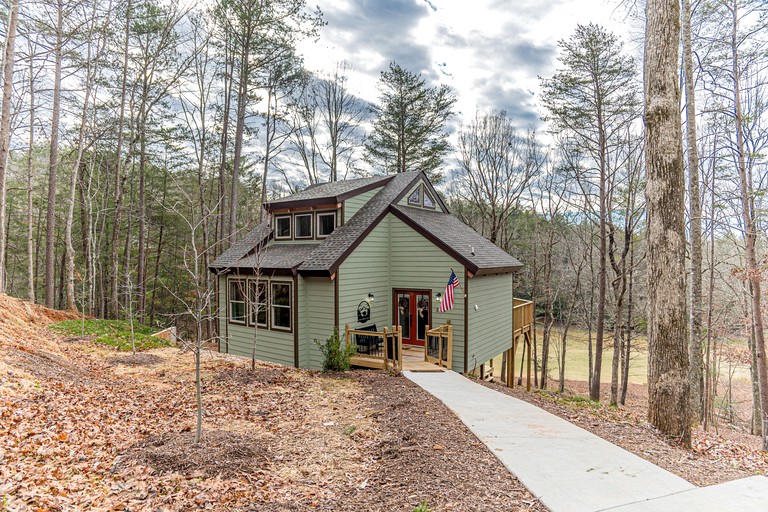 Luminous Cabin with Jacuzzi and Sauna in Helen, Georgia