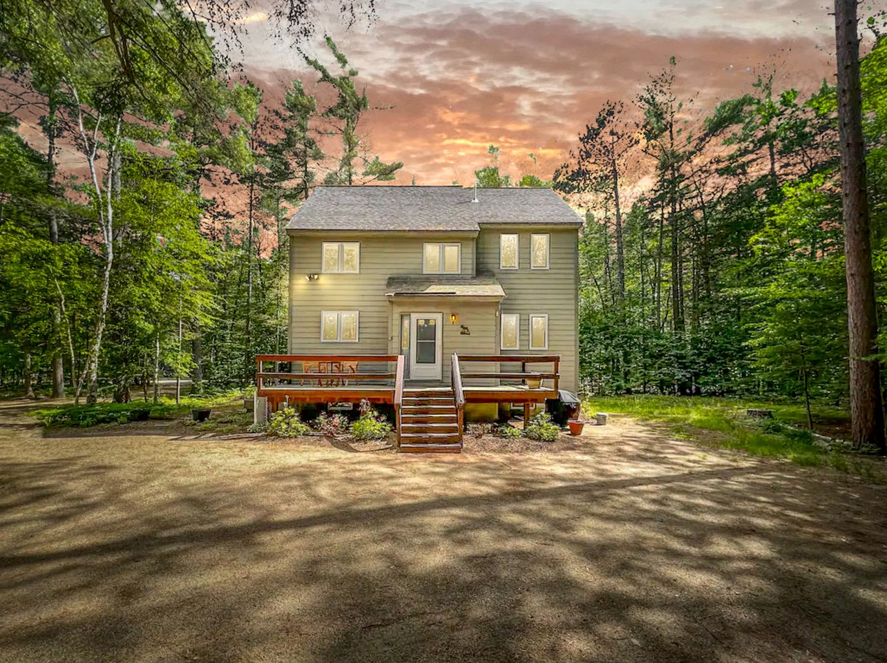 Luminous Cabin Surrounded by Nature in NH