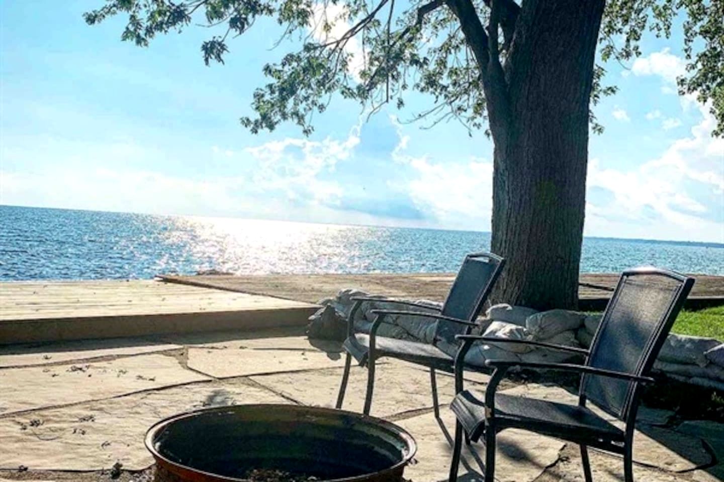 Luminous Retreat with Panoramic Beach Views in Ontario