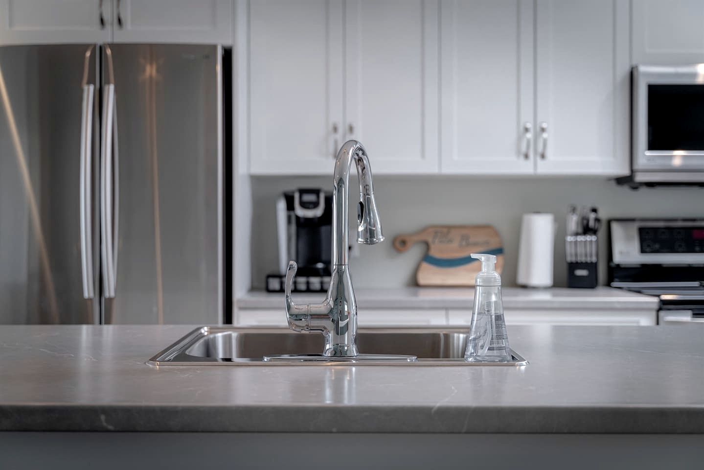 Luminous Retreat with Panoramic Beach Views in Ontario