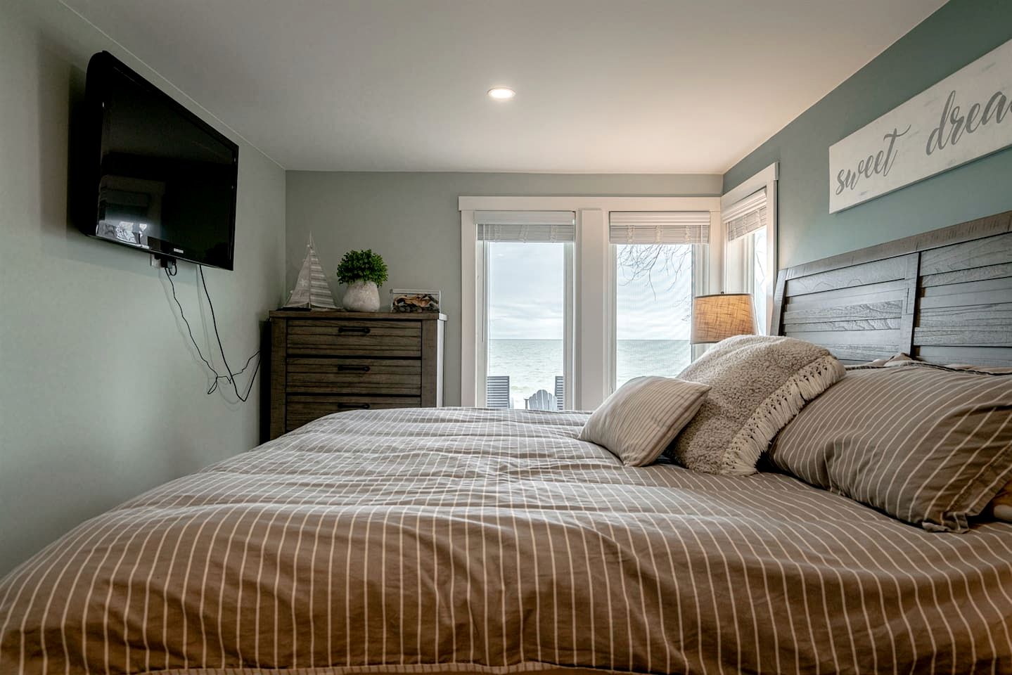 Luminous Retreat with Panoramic Beach Views in Ontario