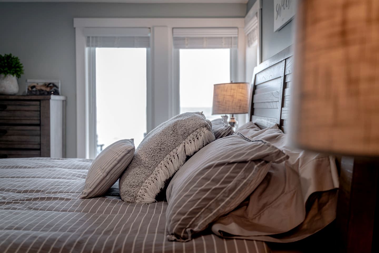 Luminous Retreat with Panoramic Beach Views in Ontario