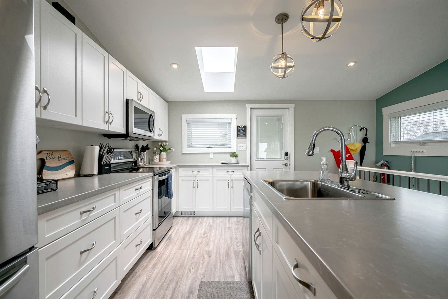 Luminous Retreat with Panoramic Beach Views in Ontario