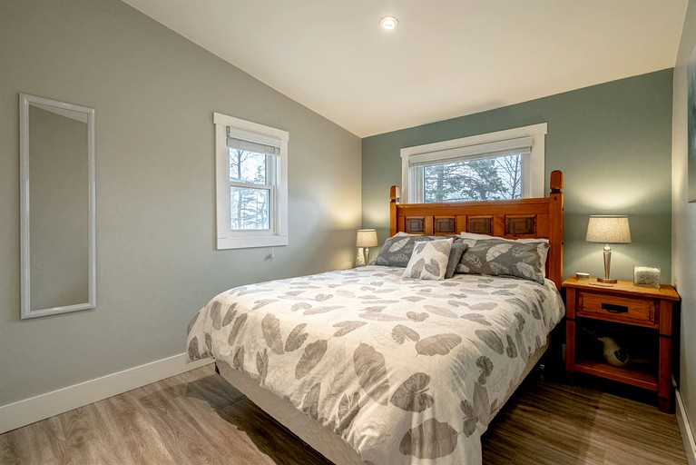 Cabins (Canada, Leamington, Ontario)