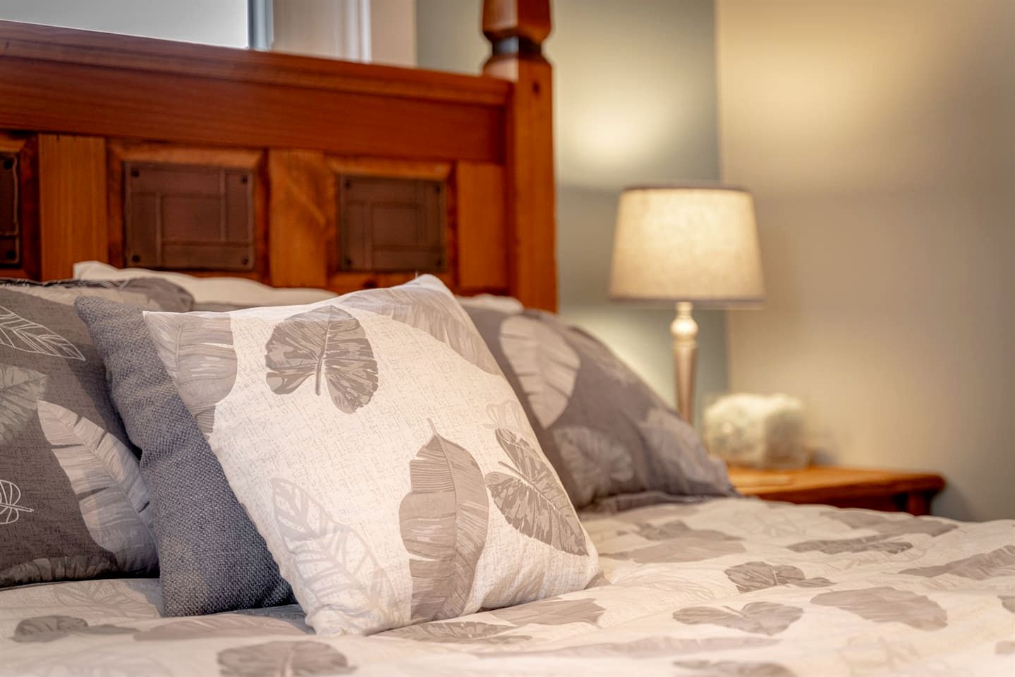 Luminous Retreat with Panoramic Beach Views in Ontario