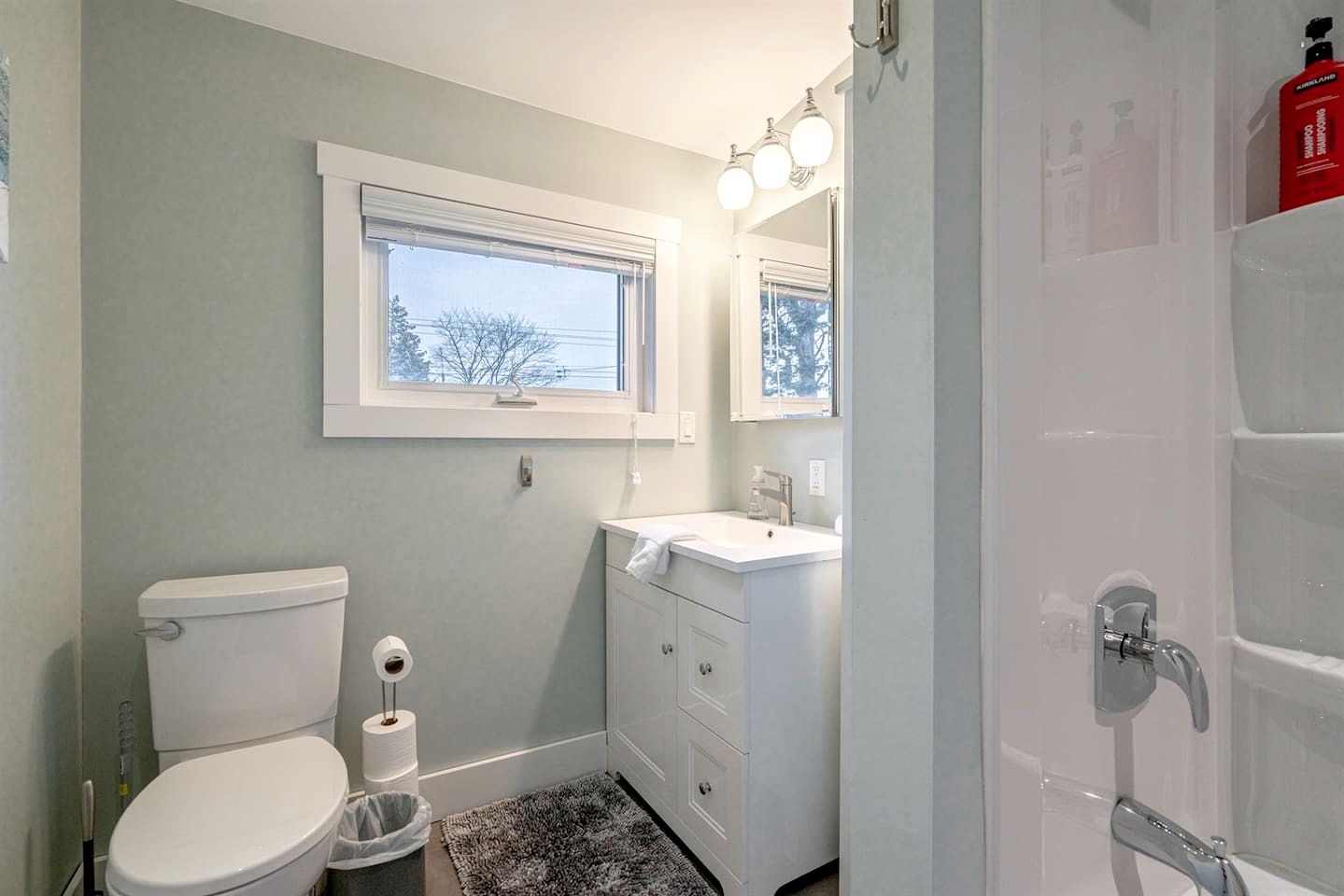 Luminous Retreat with Panoramic Beach Views in Ontario