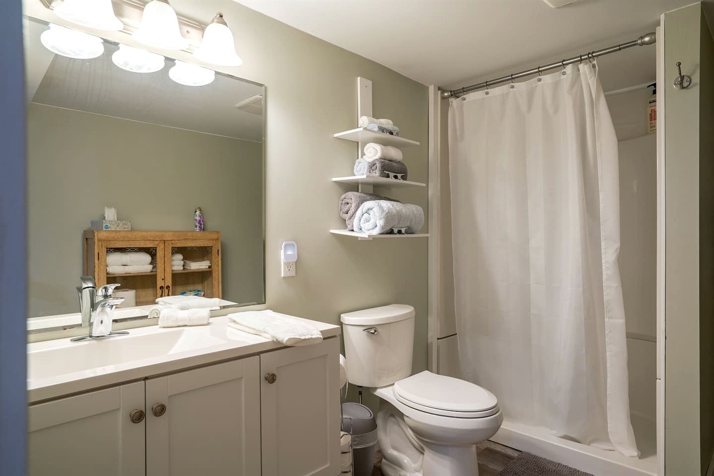 Luminous Retreat with Panoramic Beach Views in Ontario