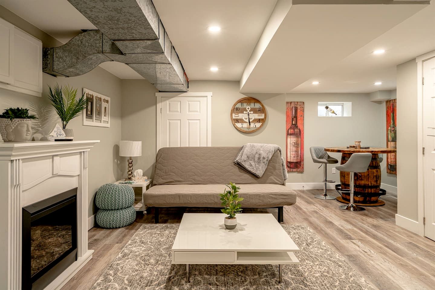 Luminous Retreat with Panoramic Beach Views in Ontario