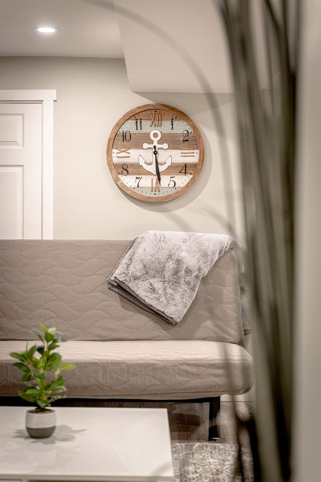 Luminous Retreat with Panoramic Beach Views in Ontario