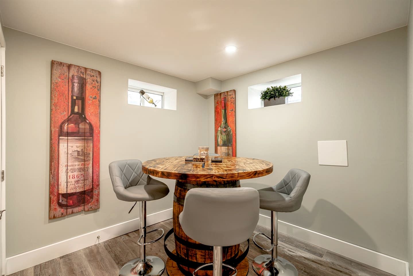 Luminous Retreat with Panoramic Beach Views in Ontario