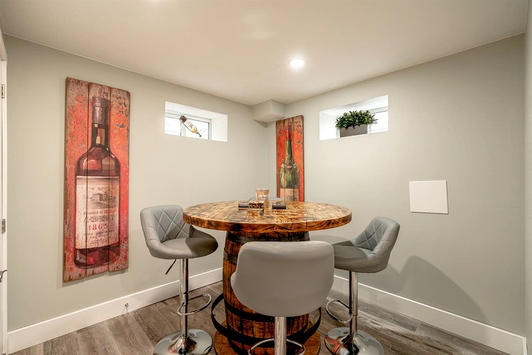 Cabins (Canada, Leamington, Ontario)