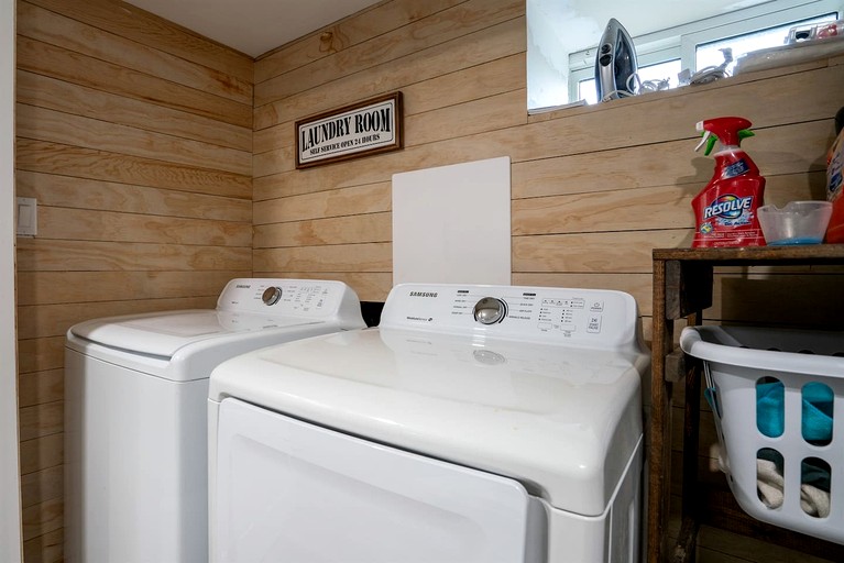 Cabins (Canada, Leamington, Ontario)