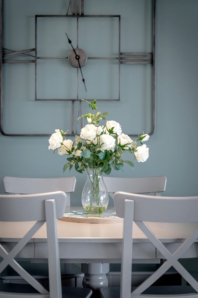 Luminous Retreat with Panoramic Beach Views in Ontario