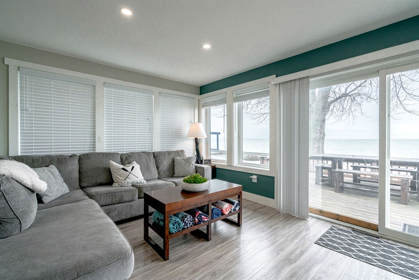 Luminous Retreat with Panoramic Beach Views in Ontario