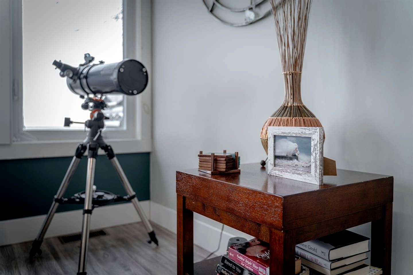 Luminous Retreat with Panoramic Beach Views in Ontario