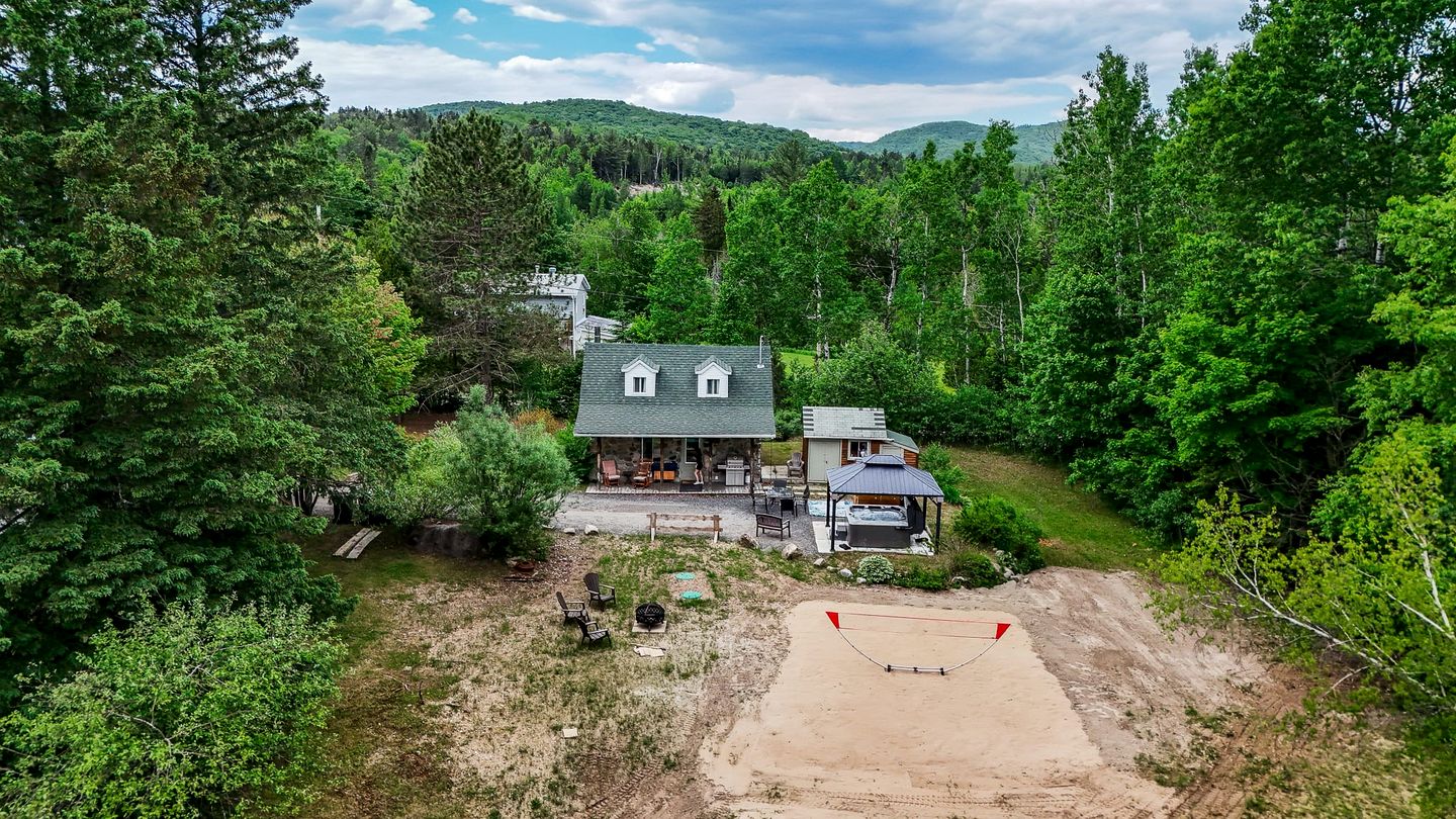 Luminous Rustic Cabin with Sauna and Hot-Tub in Notre Dame de la Merci, Quebec