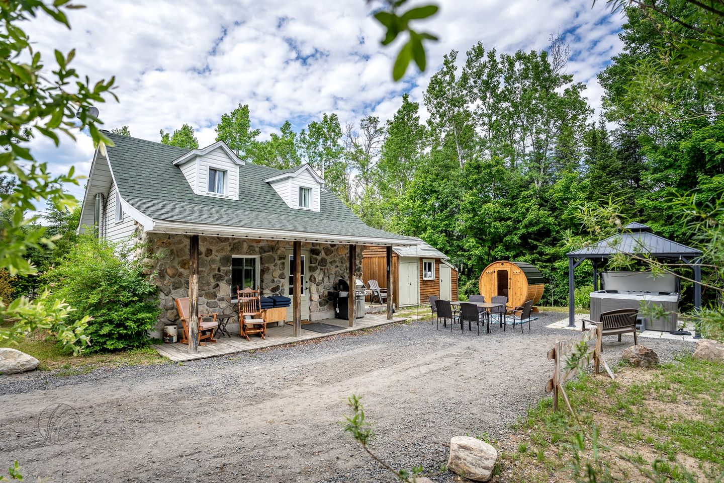 Luminous Rustic Cabin with Sauna and Hot-Tub in Notre Dame de la Merci, Quebec