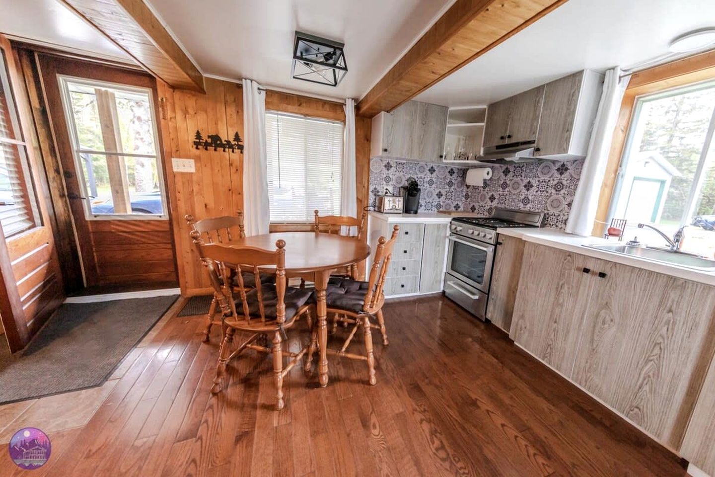 Luminous Rustic Cabin with Sauna and Hot-Tub in Notre Dame de la Merci, Quebec