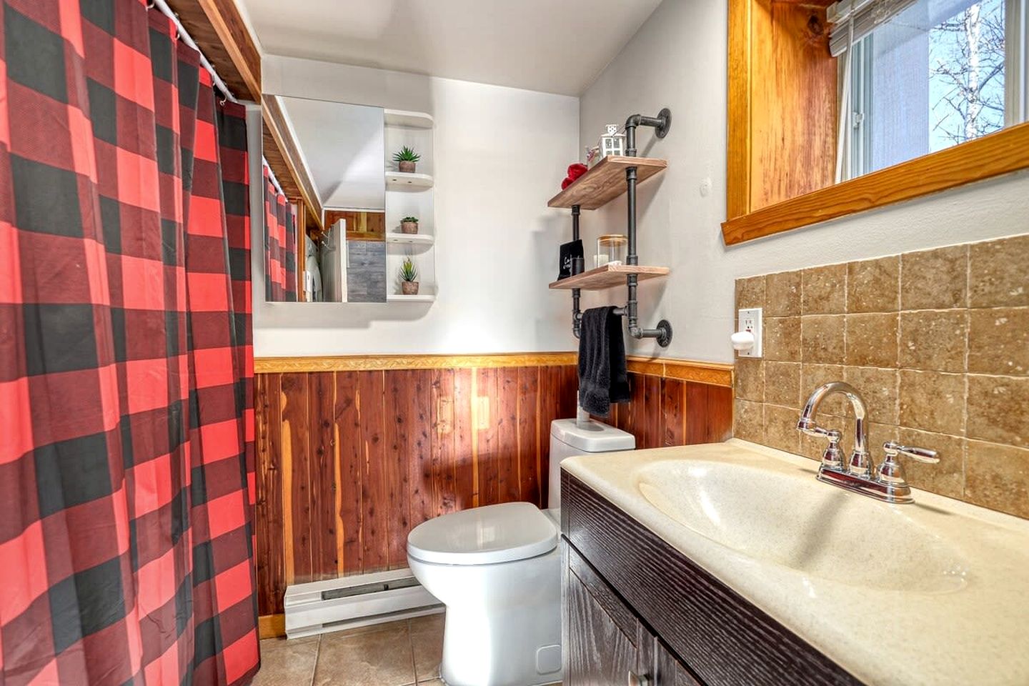 Luminous Rustic Cabin with Sauna and Hot-Tub in Notre Dame de la Merci, Quebec