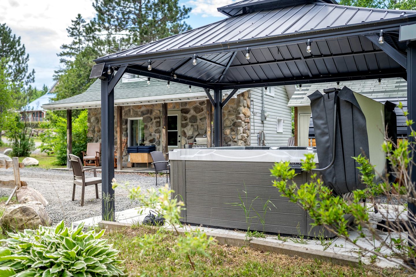 Luminous Rustic Cabin with Sauna and Hot-Tub in Notre Dame de la Merci, Quebec