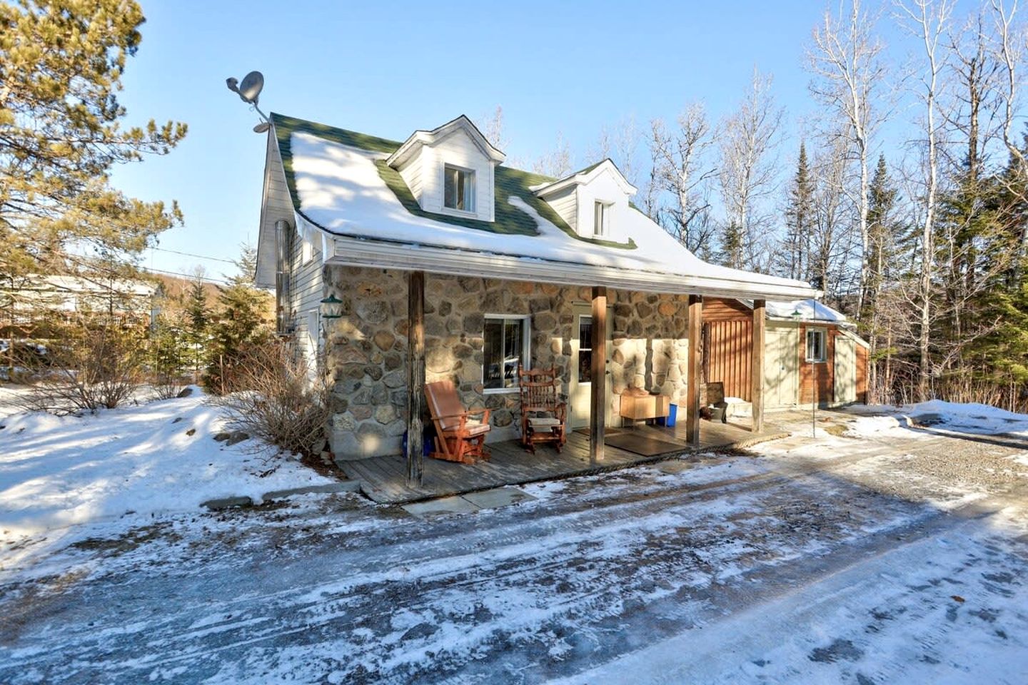 Luminous Rustic Cabin with Sauna and Hot-Tub in Notre Dame de la Merci, Quebec