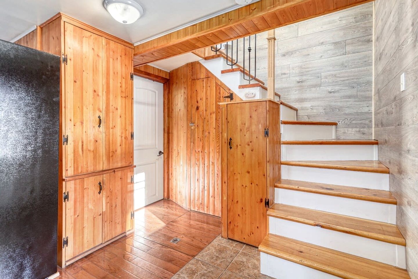 Luminous Rustic Cabin with Sauna and Hot-Tub in Notre Dame de la Merci, Quebec