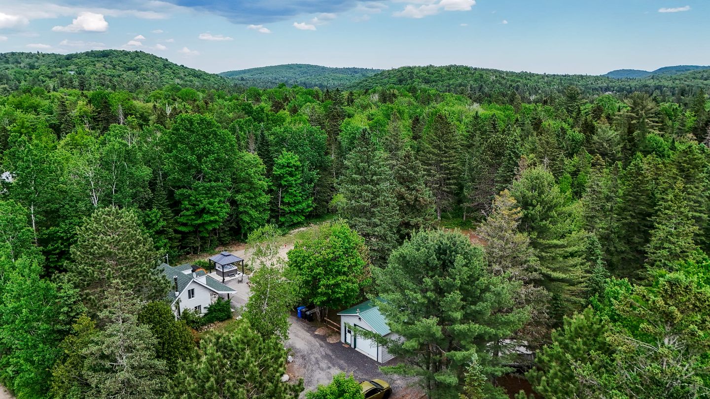 Luminous Rustic Cabin with Sauna and Hot-Tub in Notre Dame de la Merci, Quebec