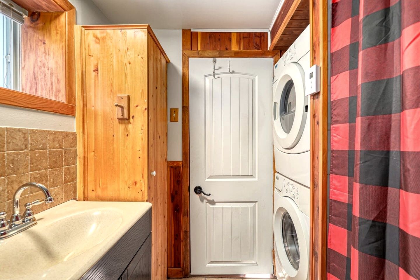 Luminous Rustic Cabin with Sauna and Hot-Tub in Notre Dame de la Merci, Quebec