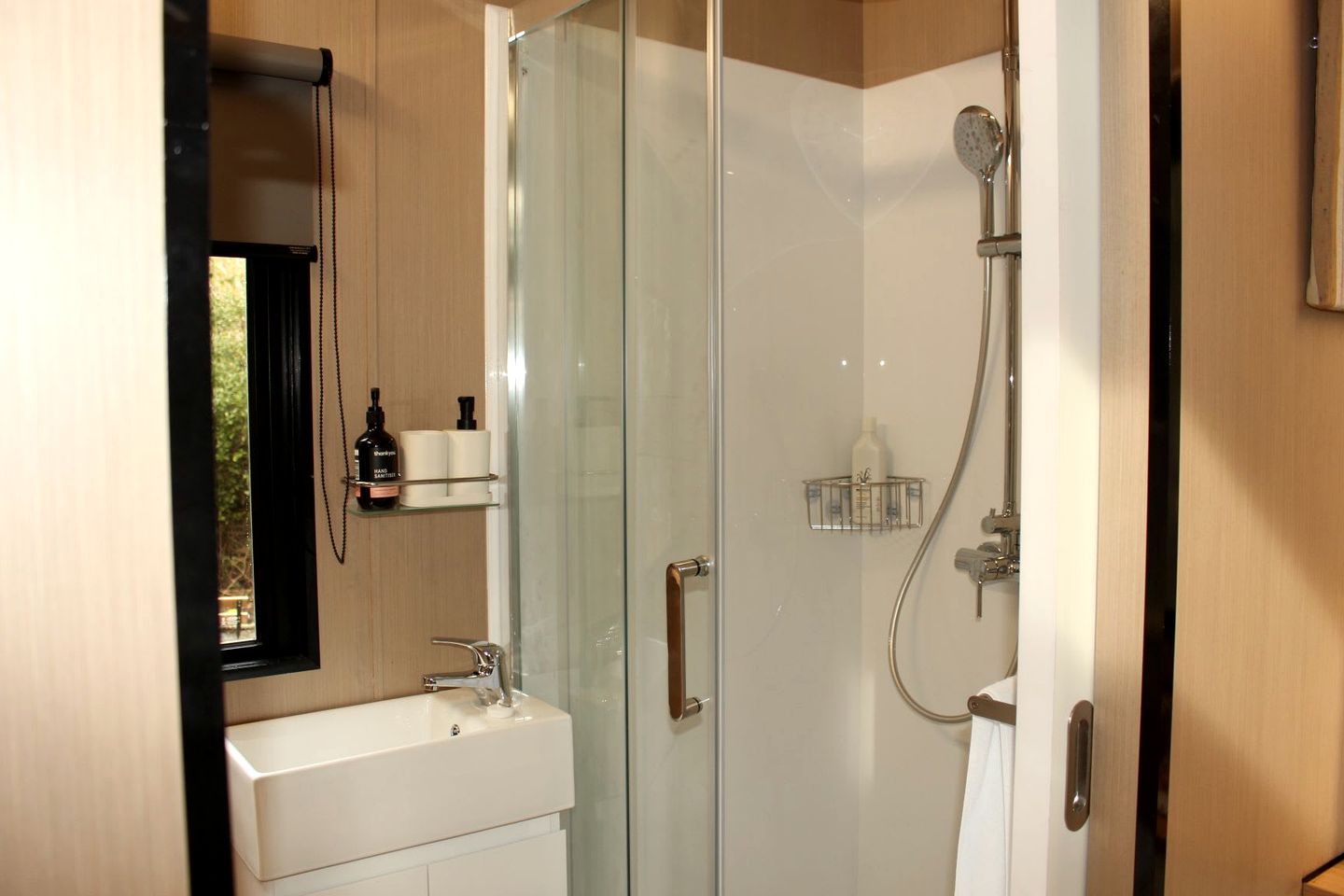 Luminous Serene Tiny House with Hot-Tub and Beautiful Wildlife in Owaka, South Island