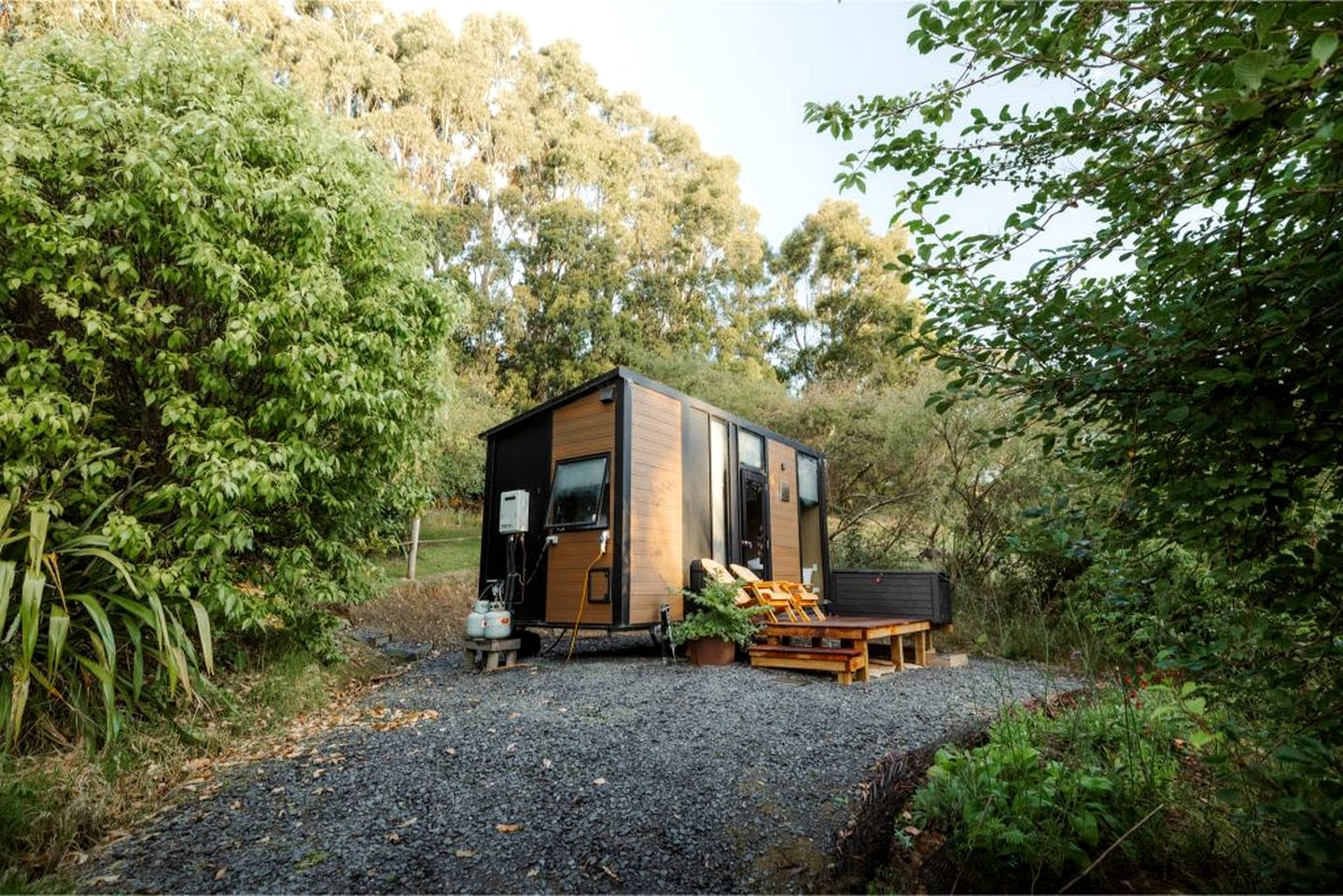 Luminous Serene Tiny House with Hot-Tub and Beautiful Wildlife in Owaka, South Island