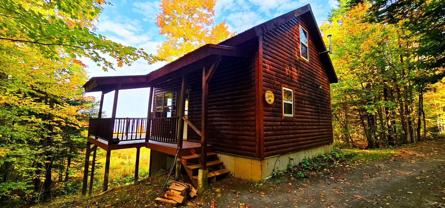 Luminous Tiny Cabin Overlooking the Lake in Maine
