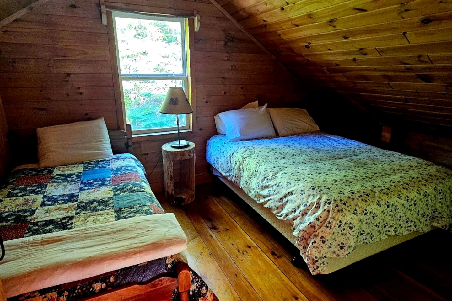 Luminous Tiny Cabin Overlooking the Lake in Maine