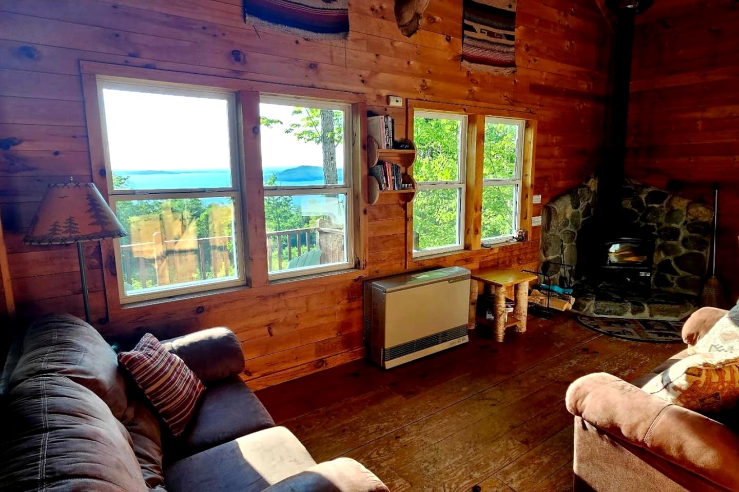 Luminous Tiny Cabin Overlooking the Lake in Maine