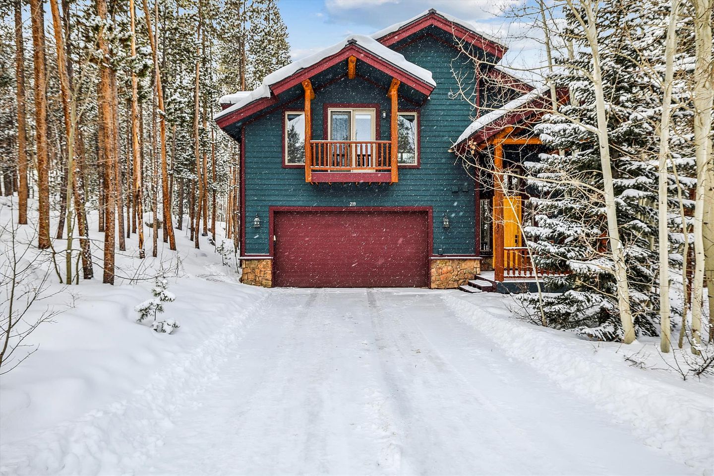 Cozy and Fully-Equpiied Cabin Ideal For a Family Trip to the Snowy Ski Slopes of Frisco, Colorado
