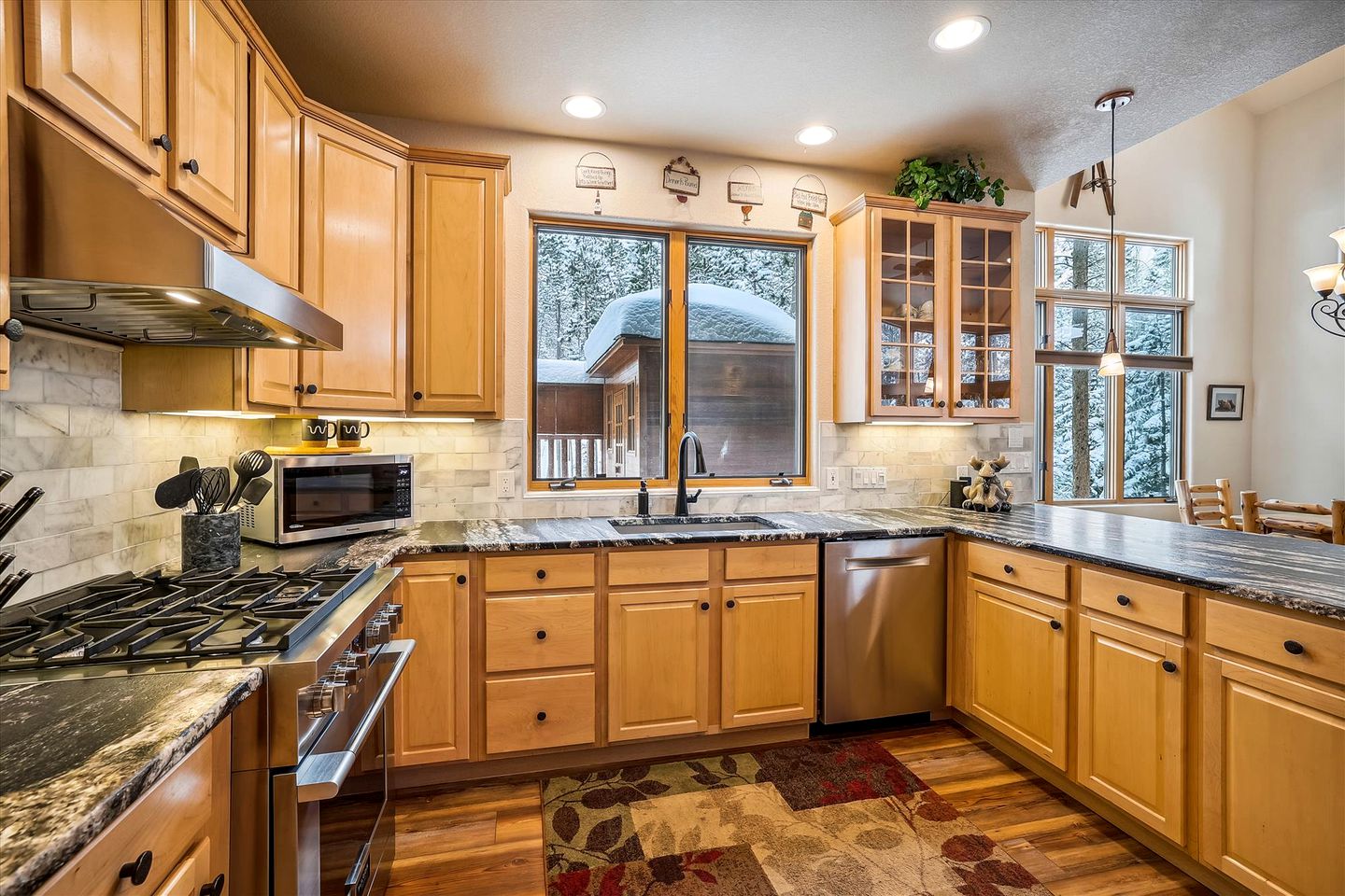 Cozy and Fully-Equpiied Cabin Ideal For a Family Trip to the Snowy Ski Slopes of Frisco, Colorado