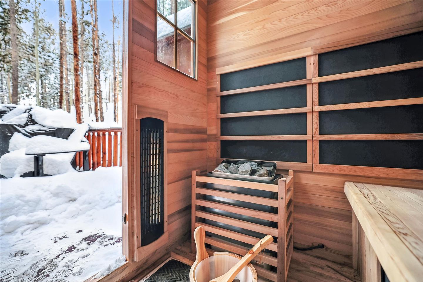 Cozy and Fully-Equpiied Cabin Ideal For a Family Trip to the Snowy Ski Slopes of Frisco, Colorado